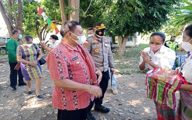 Foto Bupati Malaka Imbau Warga Wewiku Pakai Masker Saat ke Pasar   