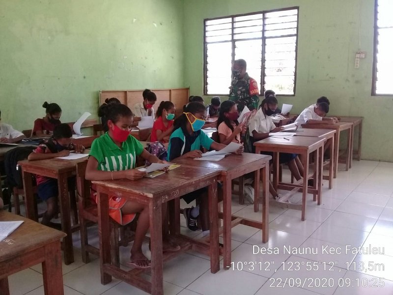 Foto Babinsa Koramil 1604-02/Camplong Himbau Siswa SMPN 10 Fatulue Gunakan Masker   