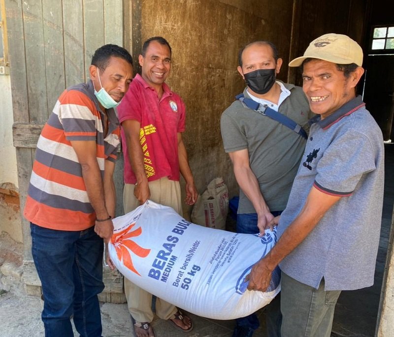 Foto Alumni Angkatan 40 Seminari Lalian Sumbang Satu Ton Beras saat Dies Natalis ke-71