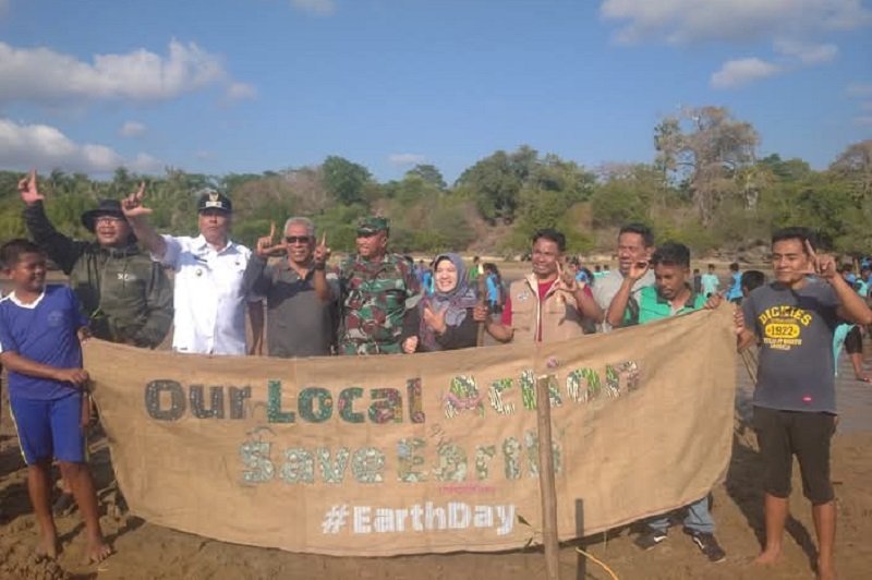 Kolaborasi Para Pihak: 1000 Bibit Mangrove dari Ecologi Rai Hawu Ditanam di Area Muara Bodo