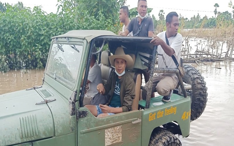 Foto Off Road Evakuasi Wabup Terpilih Malaka Selamatkan Warga Terjebak Banjir   