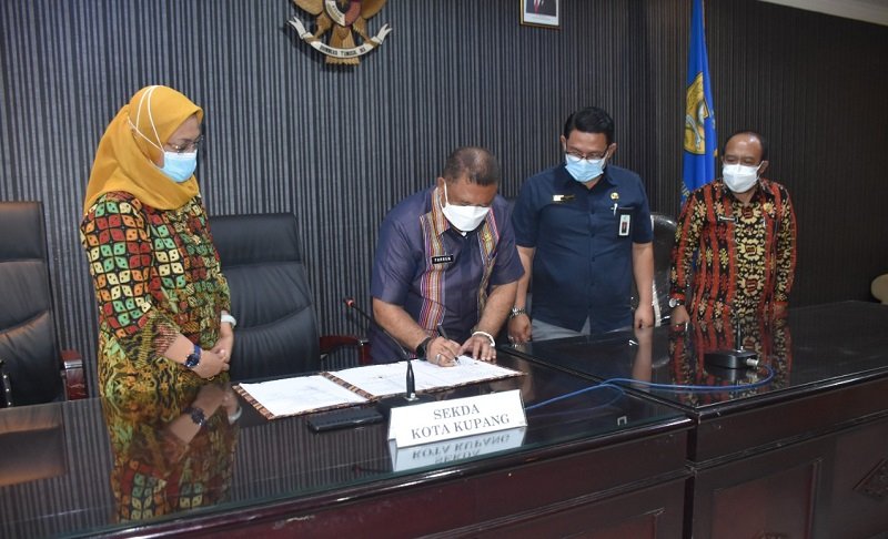 Foto Tingkatkan Kualitas Nakes, Pemkot Kupang Teken MoU dengan BBTKLPP Surabaya