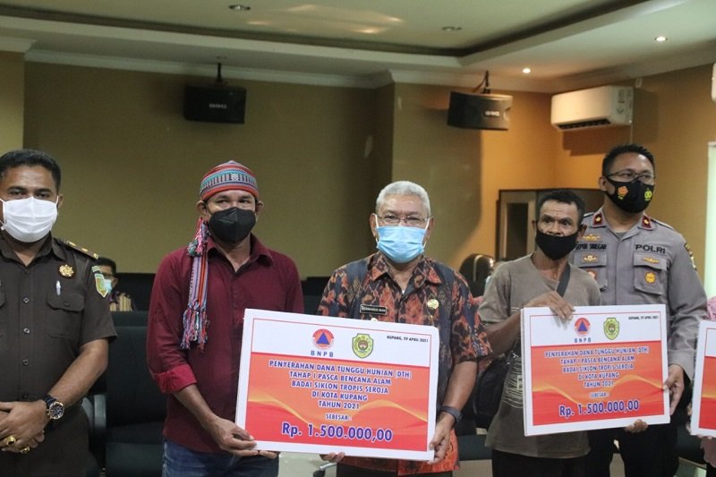 Foto 261 KK di Kota Kupang Terima Dana DTH Badai Seroja 1,5 juta