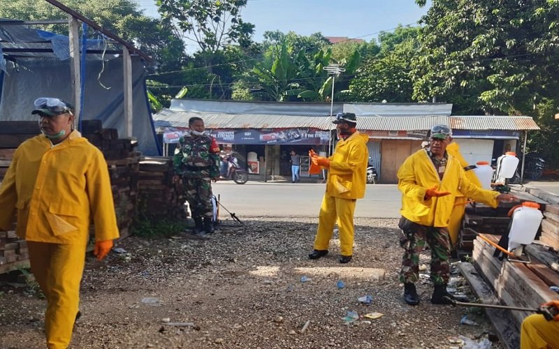 Foto Tim Kodim 1604/Kupang Semprot Disinfektan di Sepanjang Jalan Timor Raya