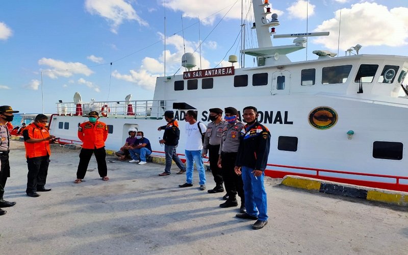 Foto Pencarian 4 Warga Raijua yang Hilang Terkendala Cuaca Buruk