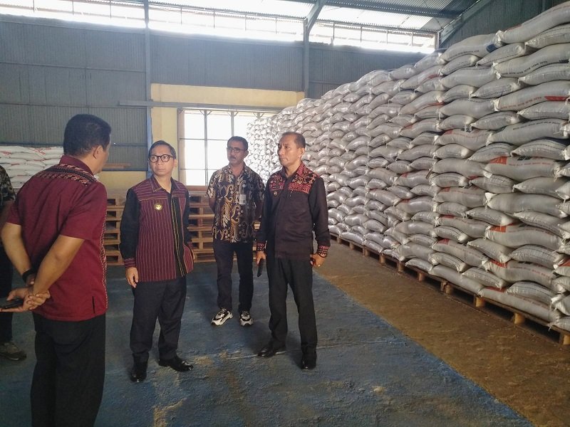 Foto Kendalikan Inflasi, Penjabat Gubernur NTT Tinjau Pasar Alok dan Gudang Beras Bulog Maumere