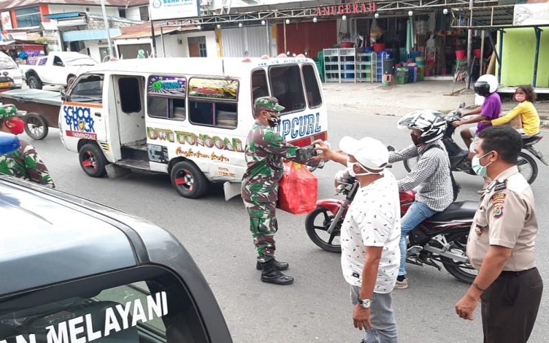 Foto TNI - Polri Bagikan Takjil kepada Pengguna Jalan Soeharto