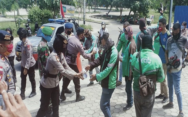 Foto TNI - Polri  Peduli Kasih Warga Kota Kupang