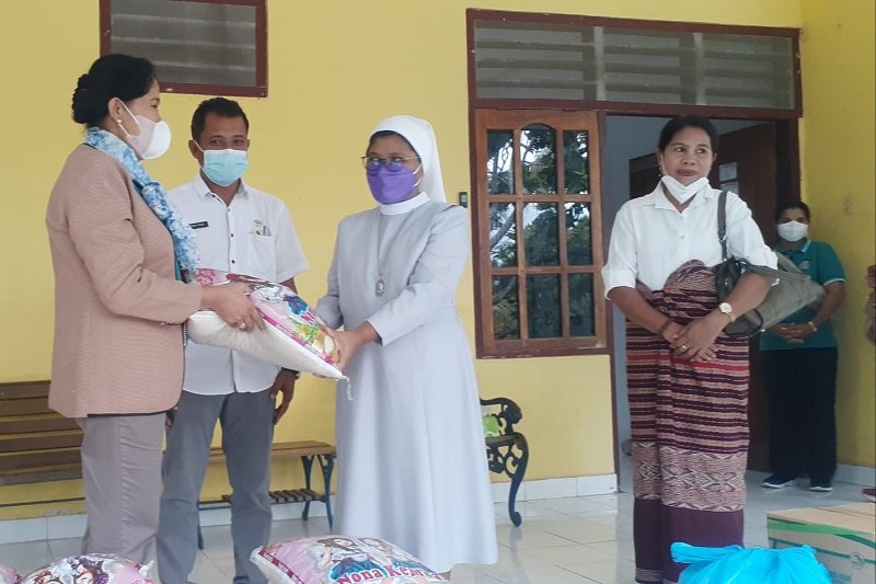 Foto Dinsos dan TP PKK Malaka Gandeng Biarawati Salurkan Bantuan Bencana Seroja