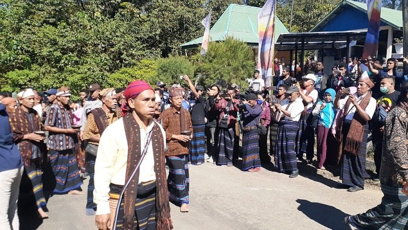 Foto Upacara Adat ‘Pati Ka Dua Bupu Ata Mata’ di Puncak Danau Kelimutu