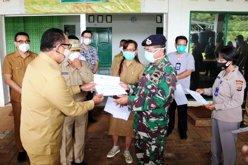 Foto Pemprov  NTT Serahkan 300 Tabung Oksigen untuk 10 Rumah Sakit