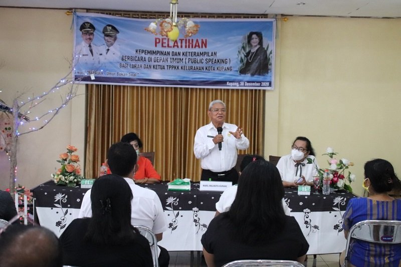 Foto Lurah - TP PKK Dilatih Kepemimpinan dan Public Speaking