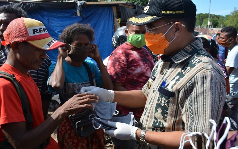 Foto Wali Kota Kupang bagi Seribu Masker Gratis 