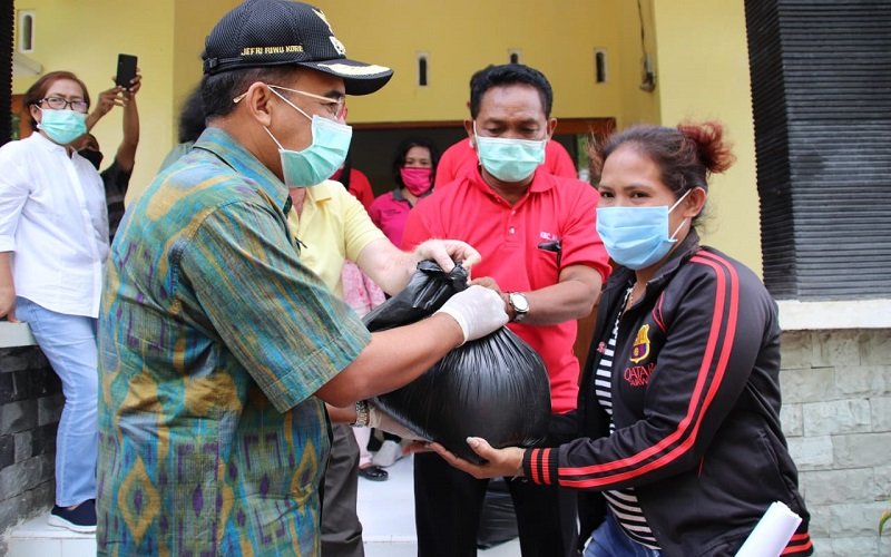 Foto Wali Kota Jeriko Keliling Kelurahan bagi Sembako