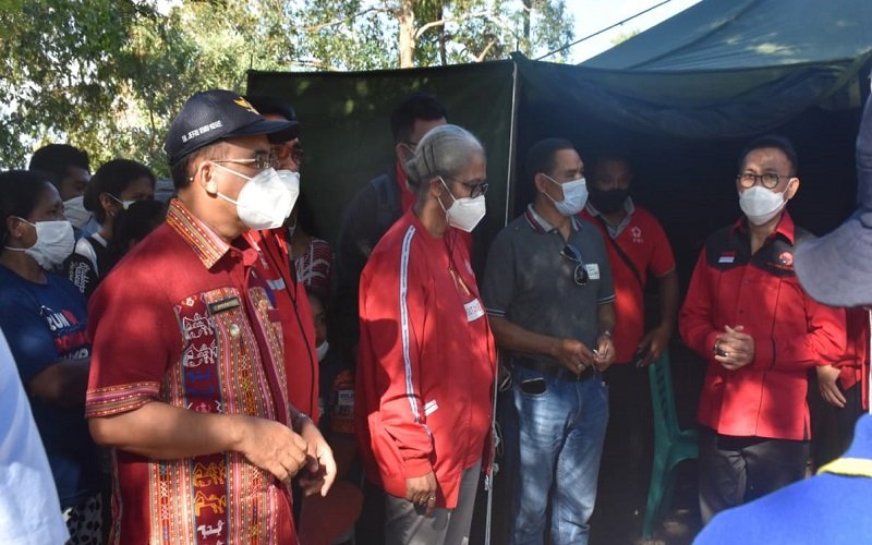 Foto Jeriko Dampingi HH dan Ansy Lema bagi Bantuan Korban Seroja di Kota Kupang