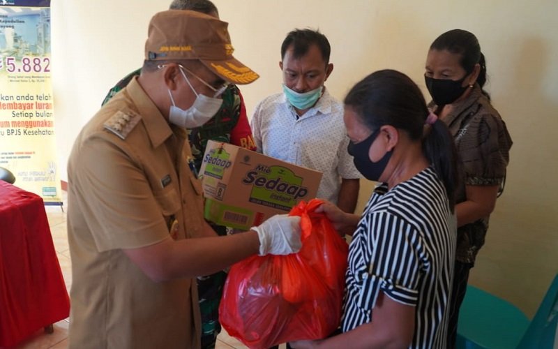 Foto Wali Kota Jeriko Kawal Pembagian Sembako Covid -19