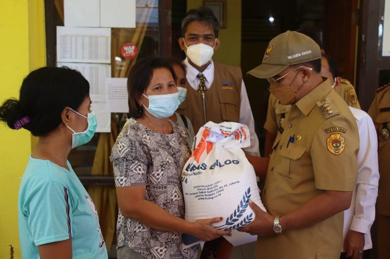 Foto Wali Kota Jeriko Serahkan Bantuan PPKM 