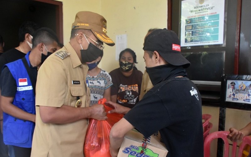 Foto Wali Kota Kupang Serahkan 1.010 Paket Bansos bagi Masyarakat Kota Lama dan Kota Raja