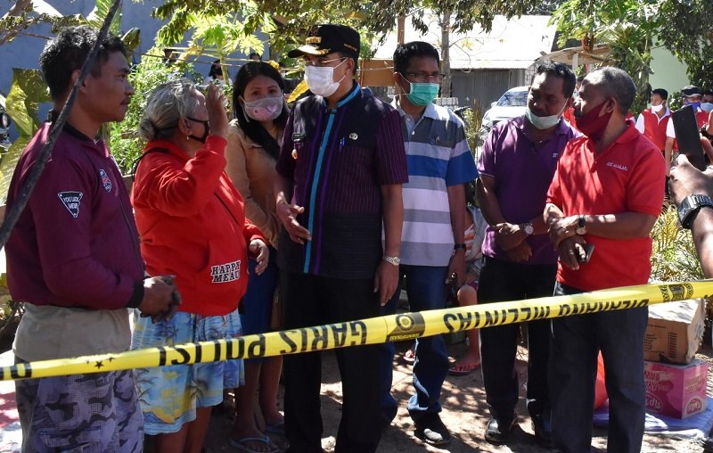 Foto Kunjungi Korban Kebakaran, Wali Kota Jeriko Serahkan Bantuan
