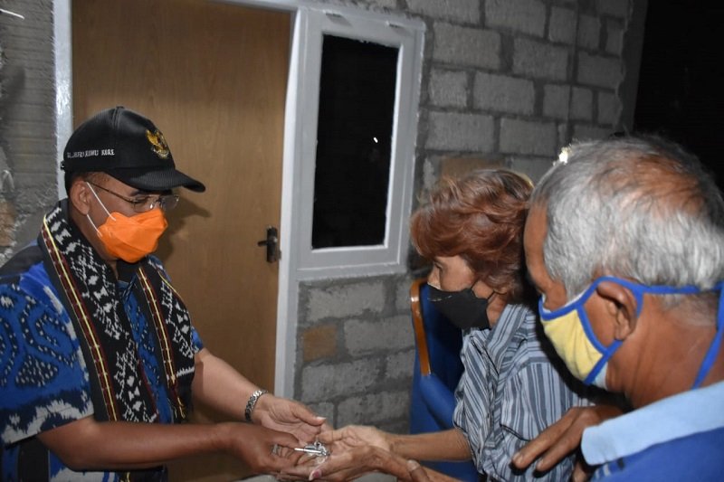 Foto Wali Kota Serahkan 4 Rumah Baru dari Program Bedah