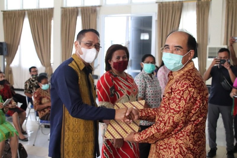Foto Pemkot Kupang Beri Penghargaan bagi 66 PNS Pensiunan
