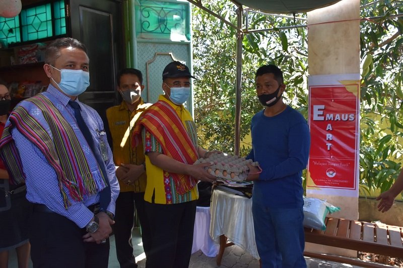 Foto Wali Kota Kupang Serahkan Bantuan BPNTD Bagi KPM, Lansia dan Penyandang Disabilitas 