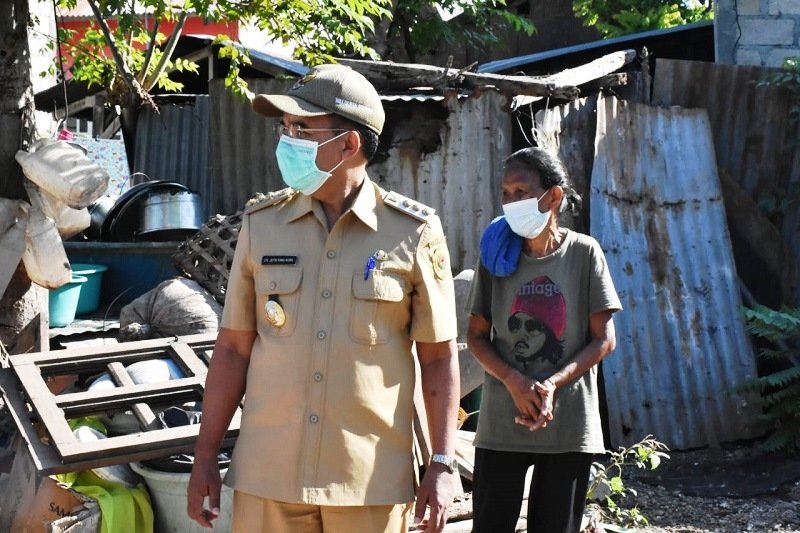 Foto Program Bedah Rumah Pemkot Kupang 2021: Jeriko Tinjau Pembangunan 4 Rumah 