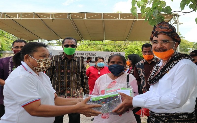 Foto Rayakan HUT Kota Kupang, Wali Kota dan Wawali Bagi - bagi Bantuan 