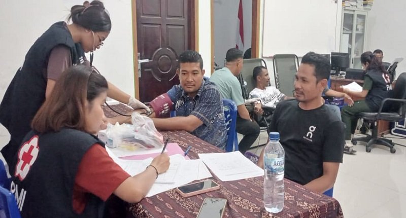 Foto Warga ASN dan Polri Antusias Donor Darah Bersama Bawaslu Sabu Raijua