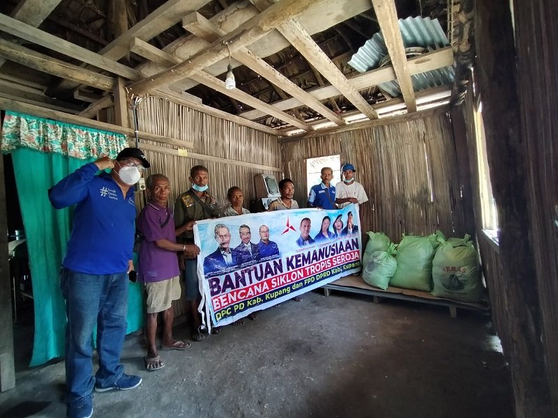 Foto Kisah Rombongan DPC Partai Demokrat Kabupaten Kupang Berbagi Sembako kepada Warga Perbatasan 