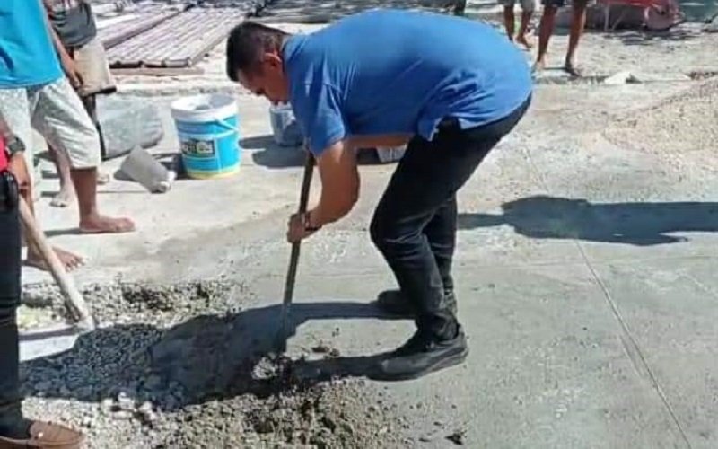 Foto Diduga Dikerjakan tidak Sesuai RAB, Wakil Bupati Sabu Raijua Perintahkan Bongkar  